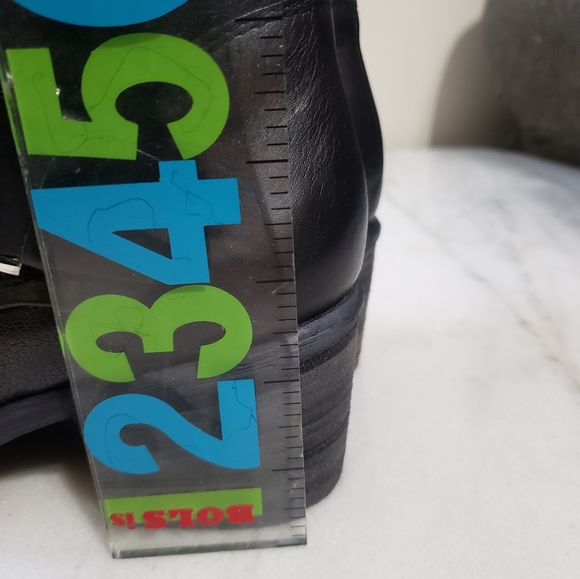 Boots- Donald J Pliner Dax boot size 9.5M - Picture 5 of 9